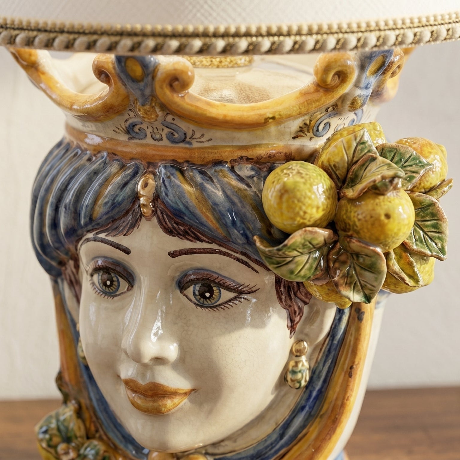 Lume a Testa con Limoni h 55 cm (ceramica h 25 cm, Paralume in Tessuto Ø 35 cm) — Femmina, Blu e Arancio