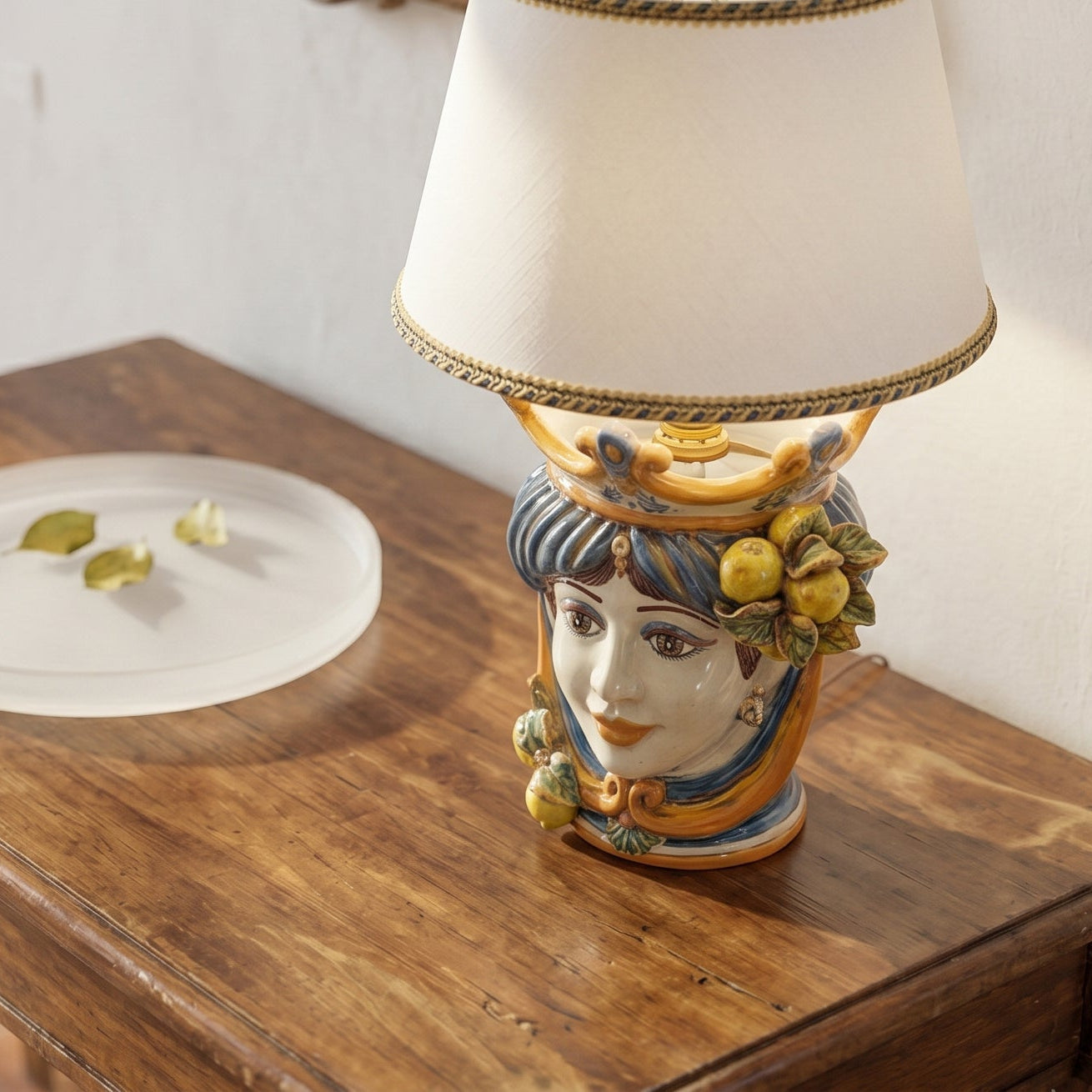Lume a Testa con Limoni h 55 cm (ceramica h 25 cm, Paralume in Tessuto Ø 35 cm) — Femmina, Blu e Arancio