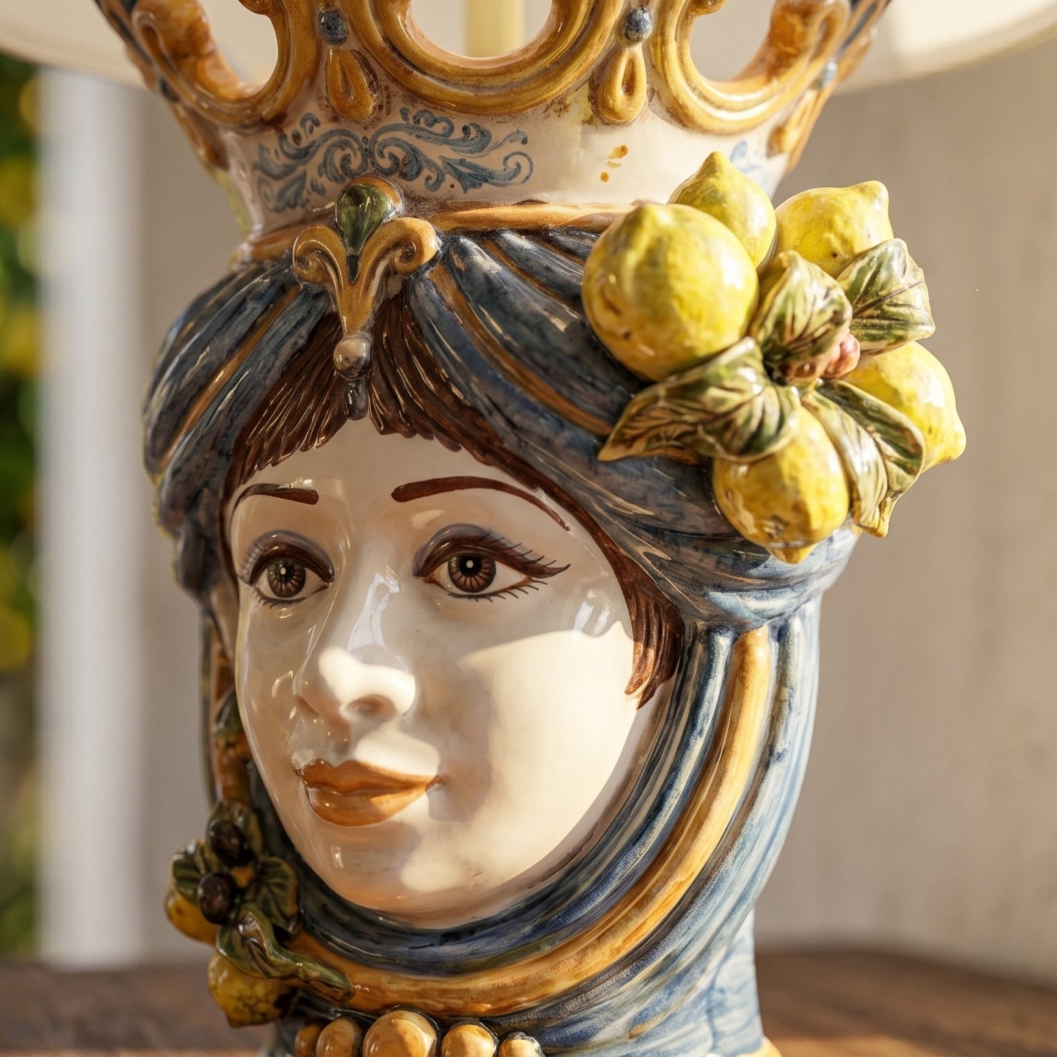 Lume a Testa con Limoni h 70 cm (ceramica h 40 cm, Paralume in Tessuto Ø 45 cm) — Donna, Blu e Arancio