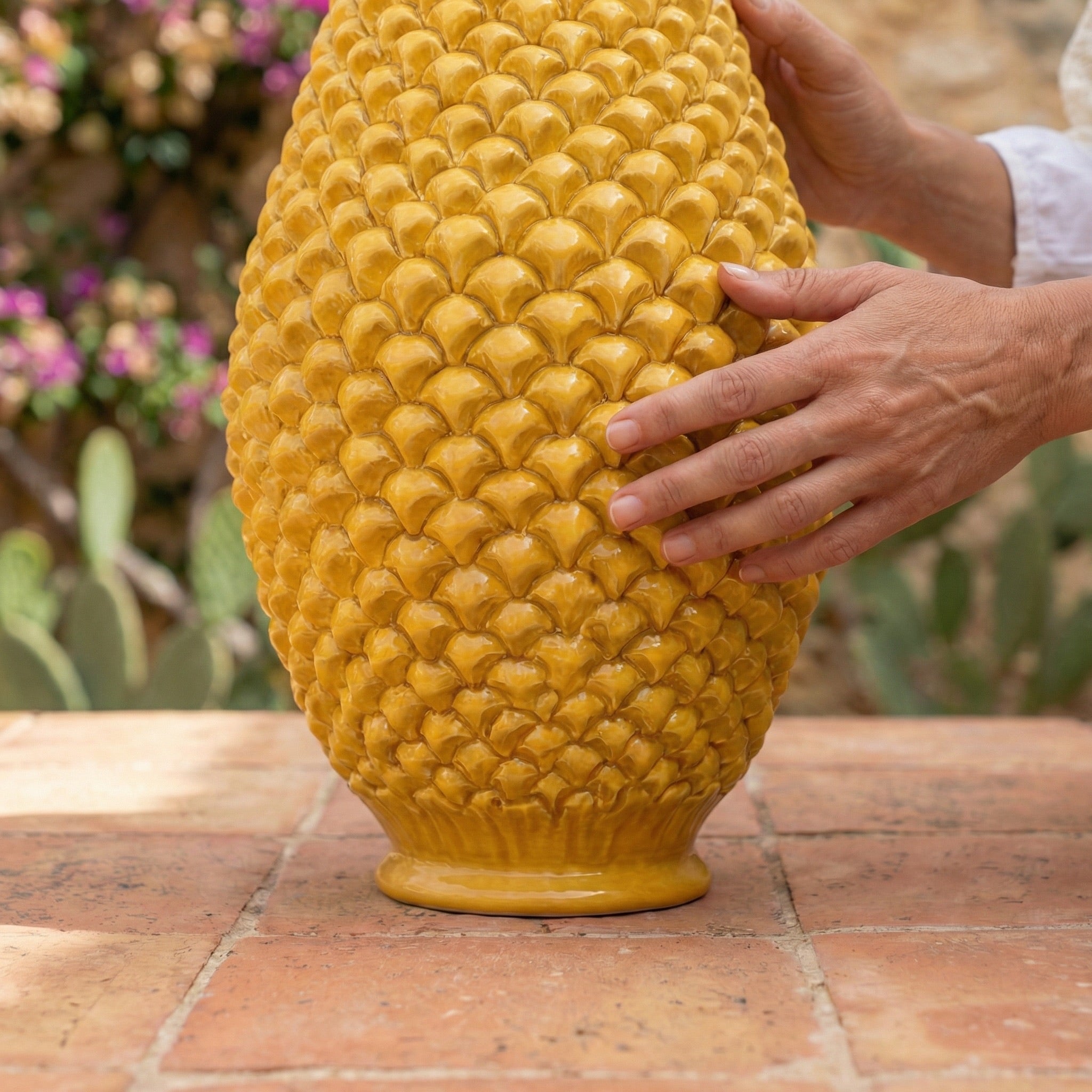Vaso pigna panciuto senape artigianale in ceramica di Caltagirone modellata a mano Ceramiche di Caltagirone Sofia