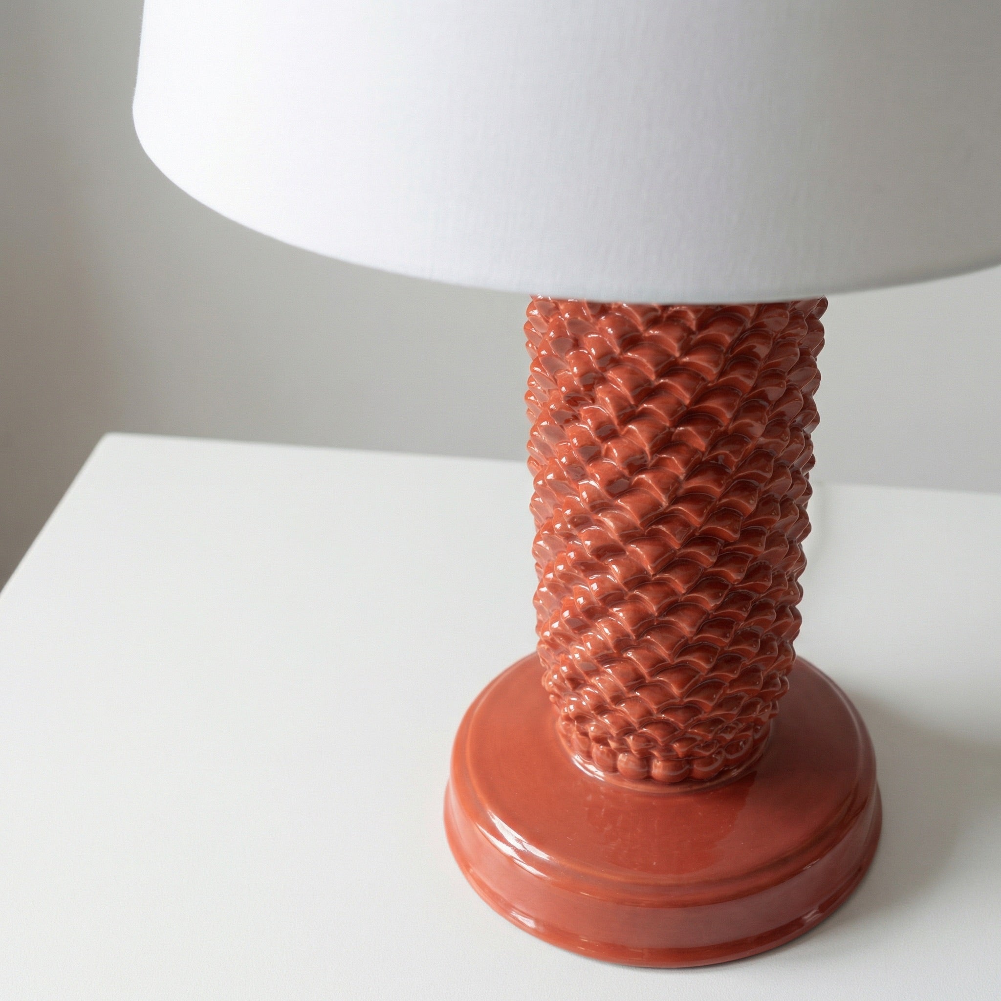 Lume Pigna Cilindro in Ceramica di Caltagirone h 60 cm — Rosso Fuoco