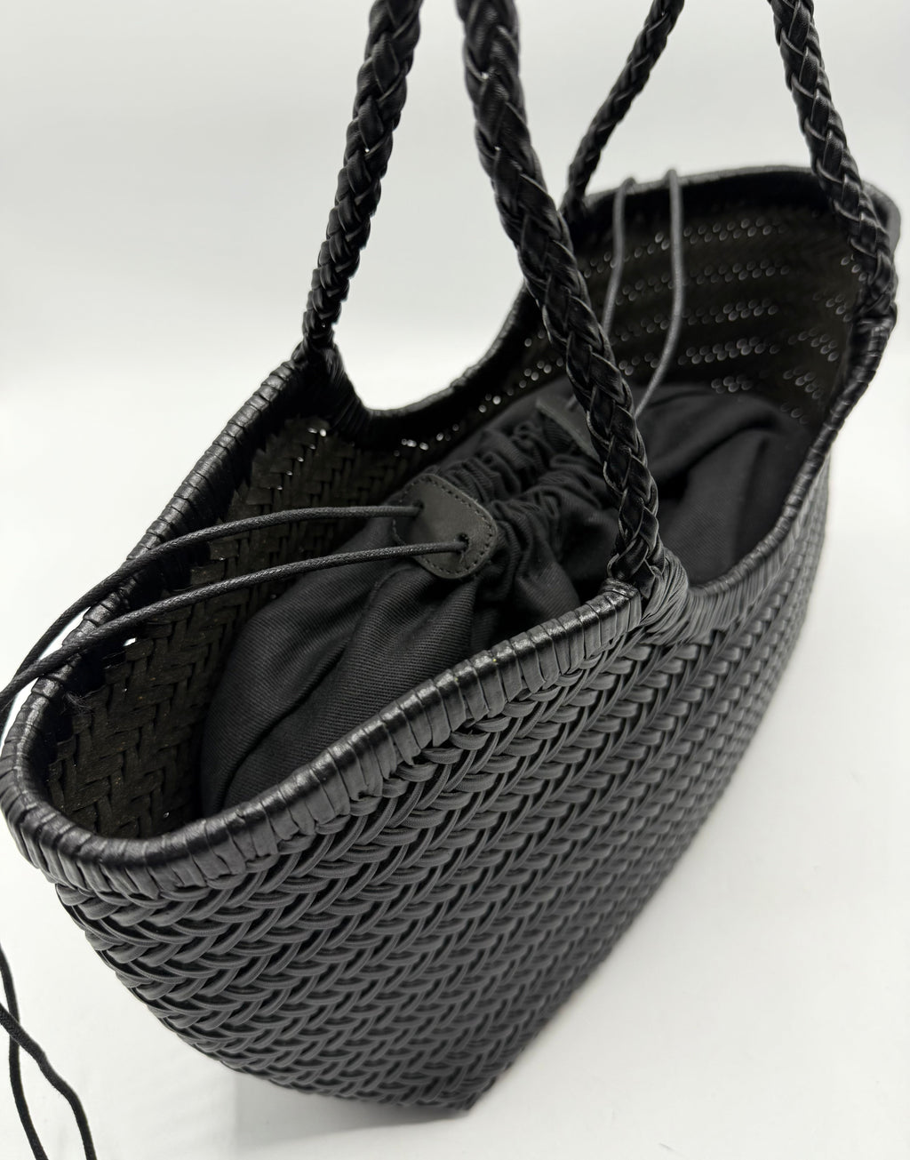 Carmel - Borsa a spalla in vera pelle a forma di U intrecciata a mano Nera