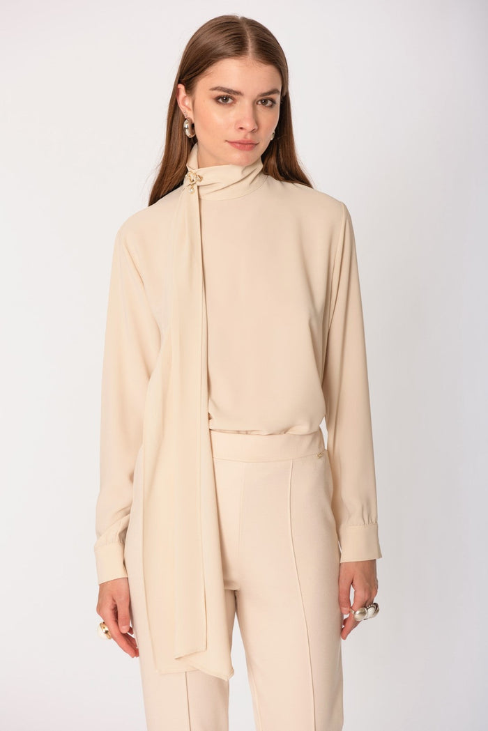 Blusa con accessorio No-nà per look elegante e alla moda