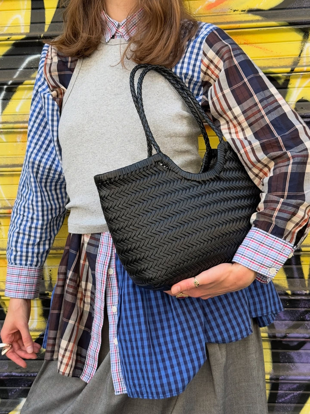 Carmel - Borsa a spalla in vera pelle a forma di U intrecciata a mano Nera