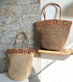 Flora - Borsa in rafia intrecciata fatta a mano con fiore in ambra all'uncinetto