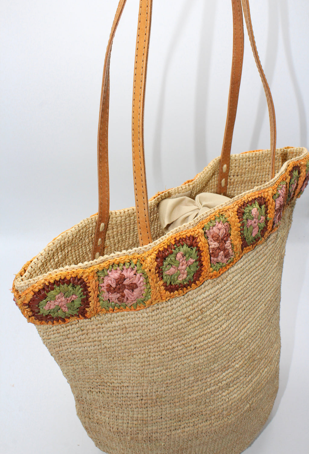 Flora - Borsa in rafia intrecciata fatta a mano con fiore in ambra all'uncinetto