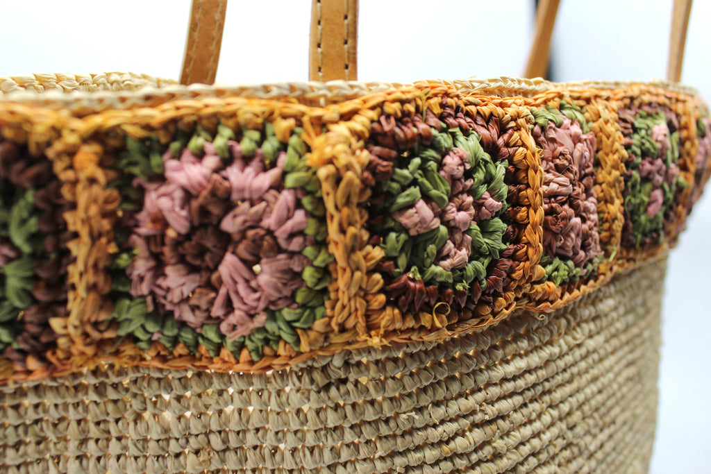 Flora - Borsa in rafia intrecciata fatta a mano con fiore in ambra all'uncinetto
