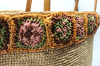 Flora - Borsa in rafia intrecciata fatta a mano con fiore in ambra all'uncinetto