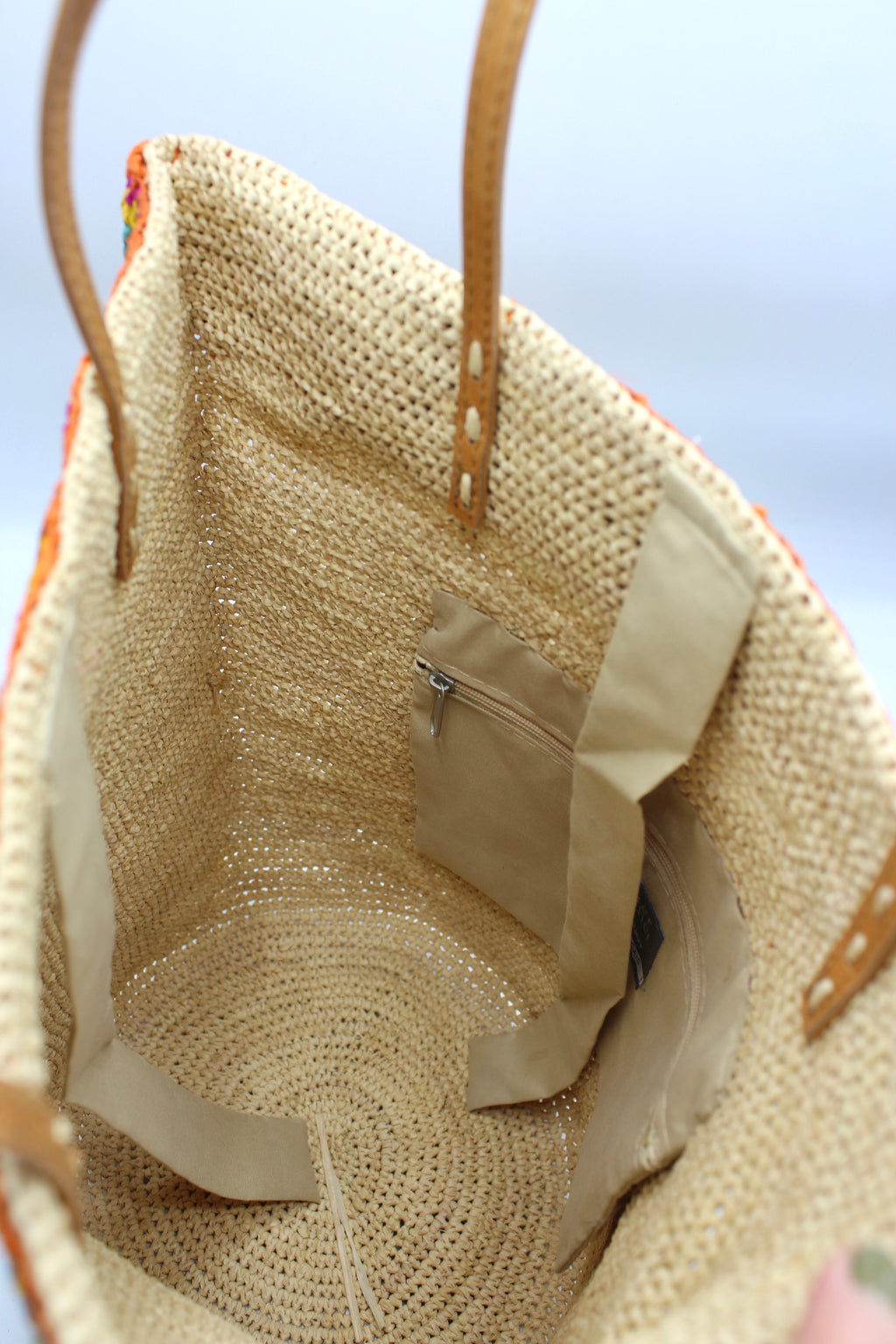Flora - Borsa in rafia intrecciata fatta a mano con fiore in ambra all'uncinetto