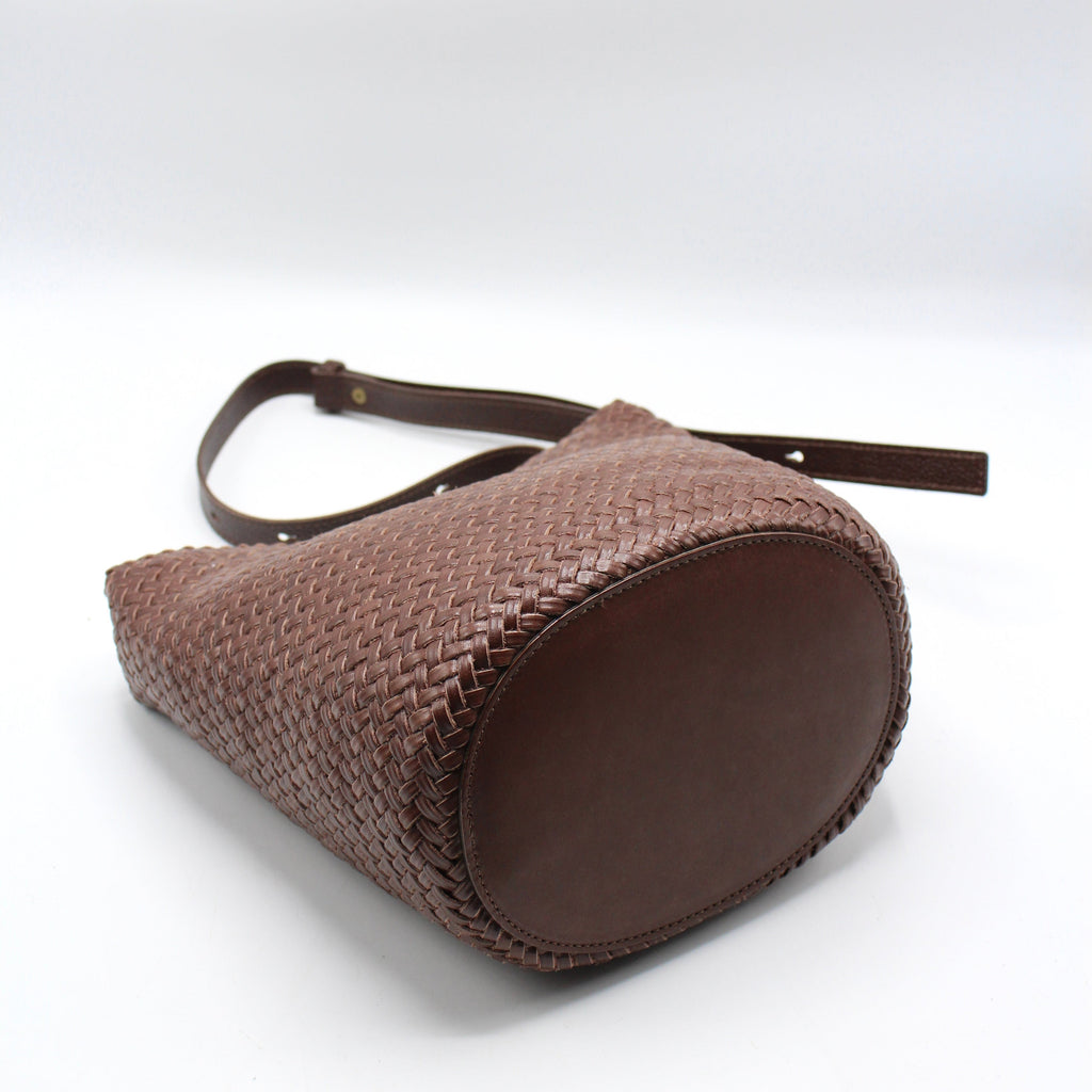Borsa a tracolla con secchiello in pelle intrecciata a mano