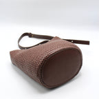 Borsa a tracolla con secchiello in pelle intrecciata a mano
