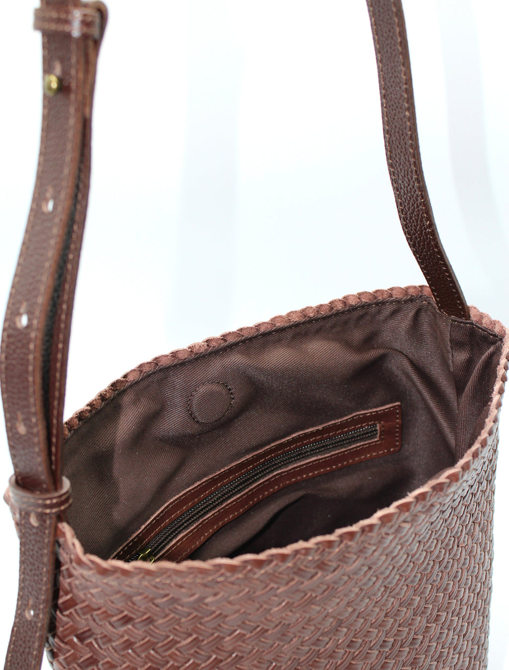 Borsa a tracolla con secchiello in pelle intrecciata a mano