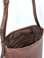 Borsa a tracolla con secchiello in pelle intrecciata a mano