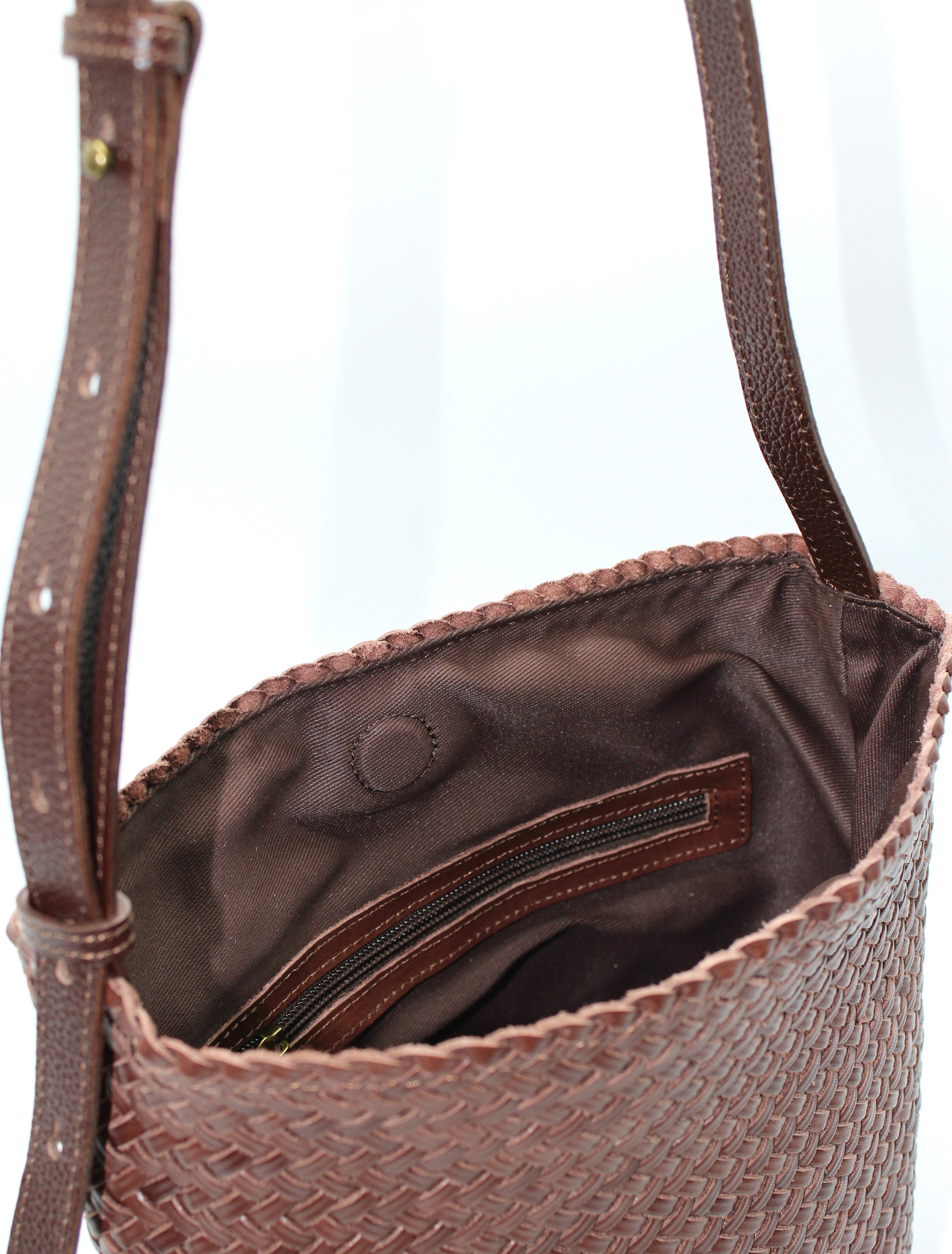 Borsa a tracolla con secchiello in pelle intrecciata a mano