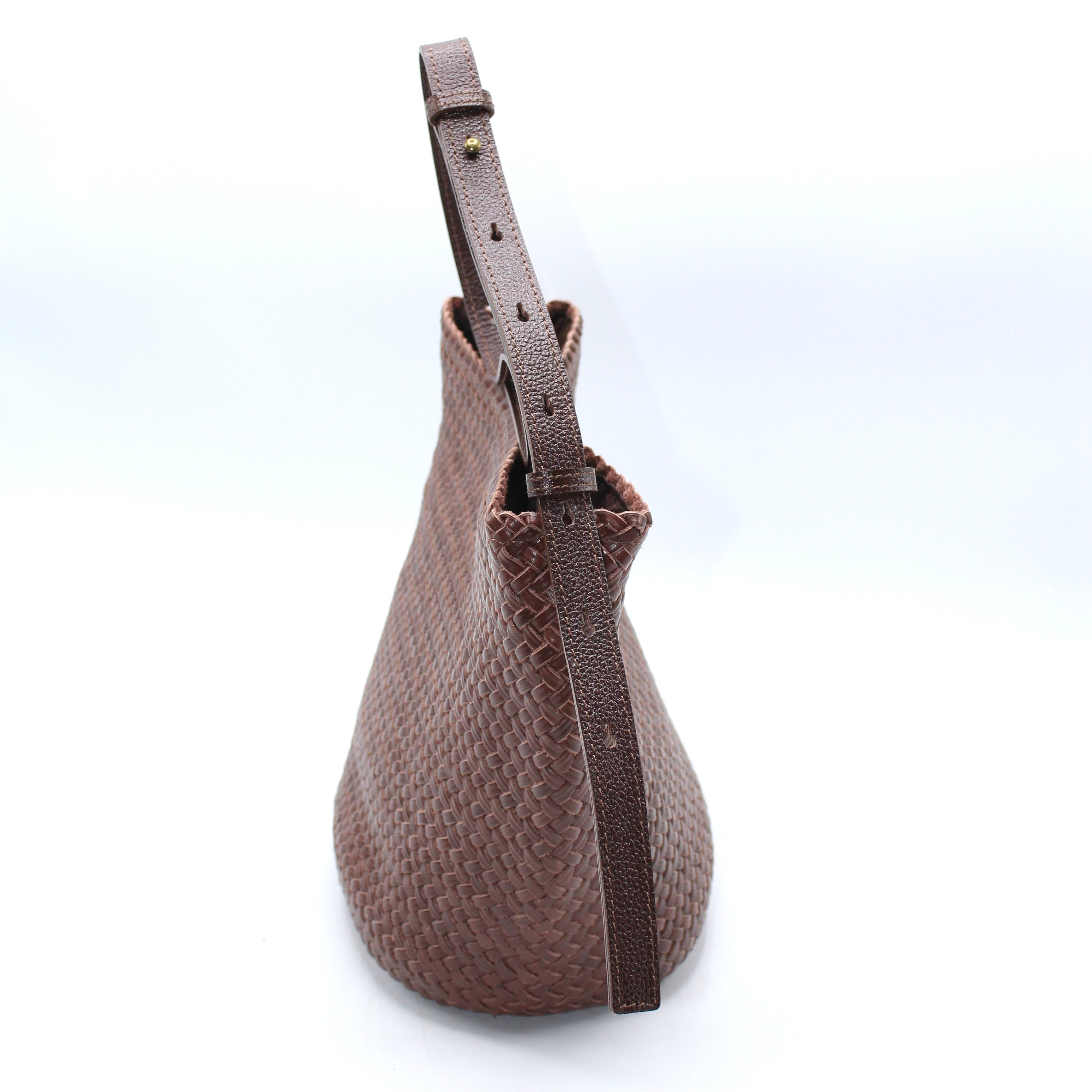 Borsa a tracolla con secchiello in pelle intrecciata a mano