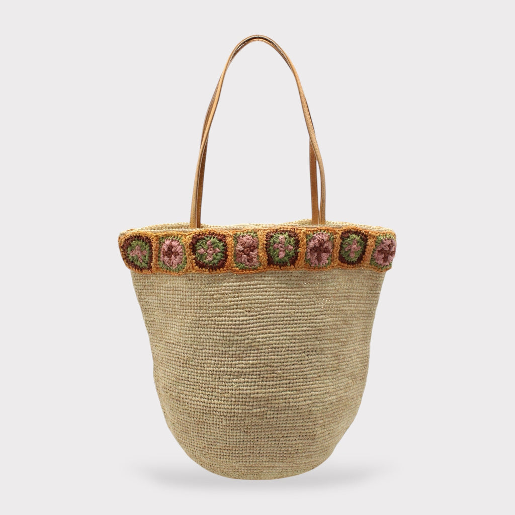 Flora - Borsa in rafia intrecciata fatta a mano con fiore in ambra all'uncinetto