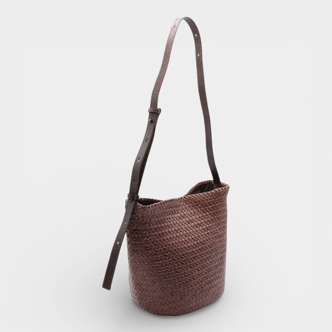 Borsa a tracolla con secchiello in pelle intrecciata a mano