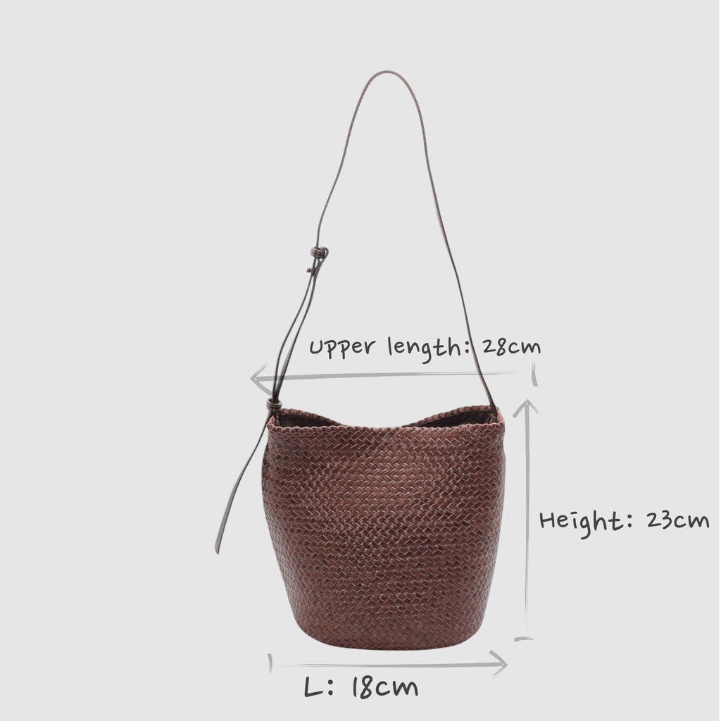 Borsa a tracolla con secchiello in pelle intrecciata a mano