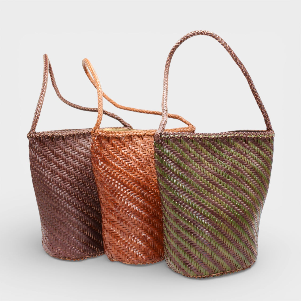 Esmée - Borsa a secchiello a tracolla tessuta a mano Caffè e Verde