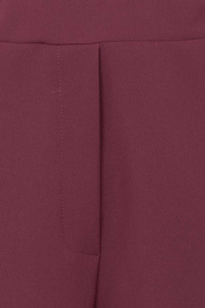 Dress with elegant and fashionable neck accessory