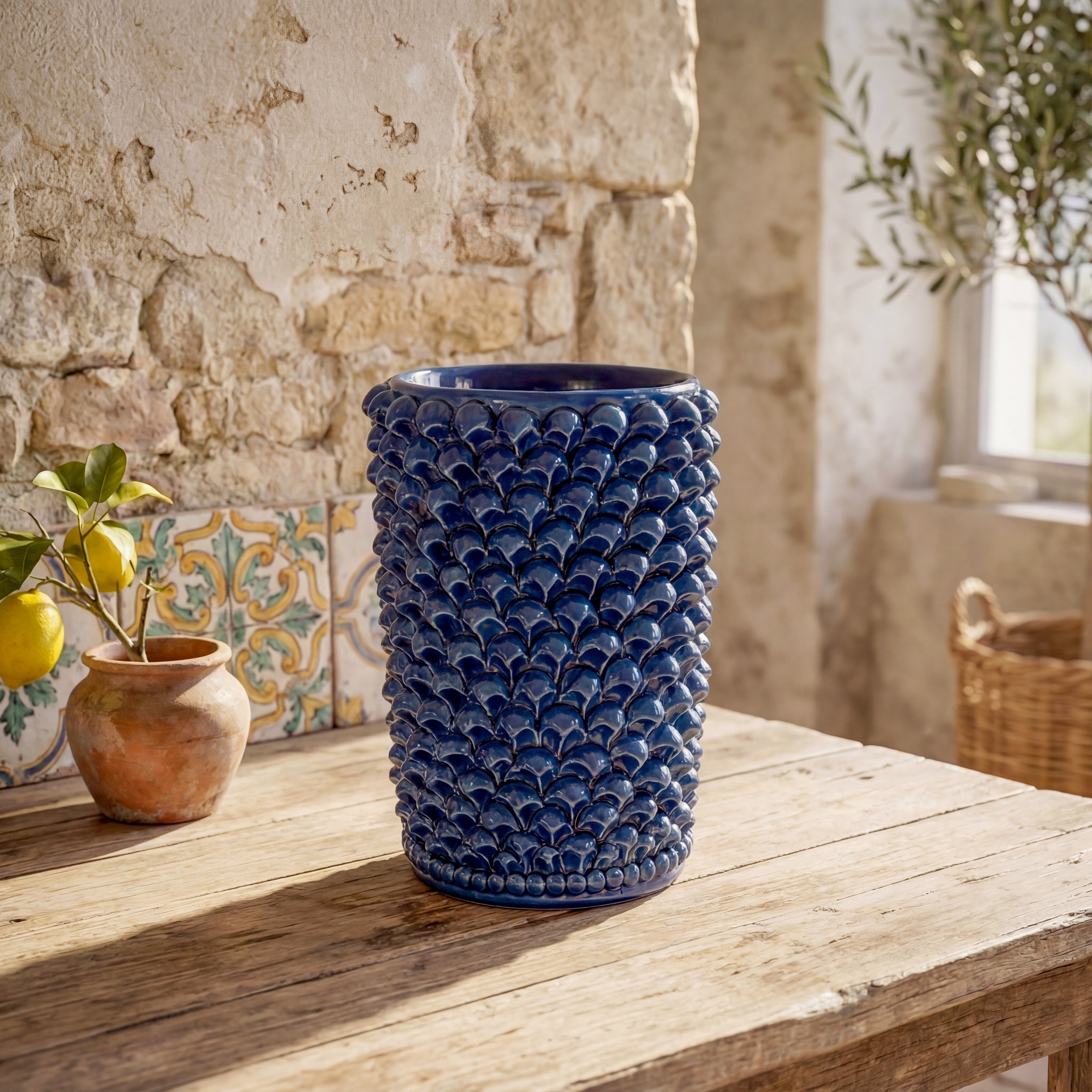 Vaso cilindro pigna di Caltagirone modellata a mano altezza 25 cm in blu intenso Ceramiche di Caltagirone Sofia