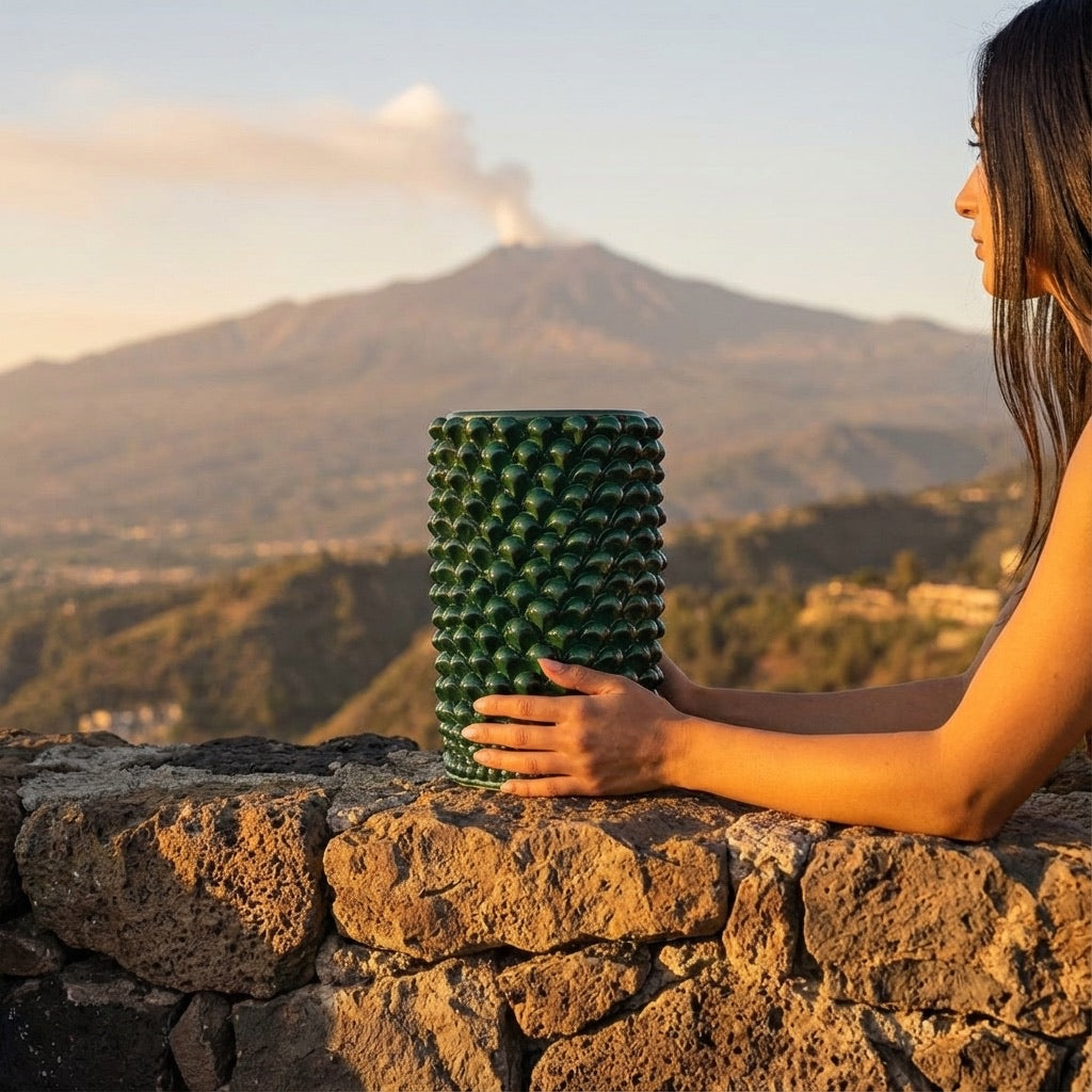 Vaso cilindro pigna di Caltagirone modellata a mano altezza 25 cm in verde antico Ceramiche di Caltagirone Sofia