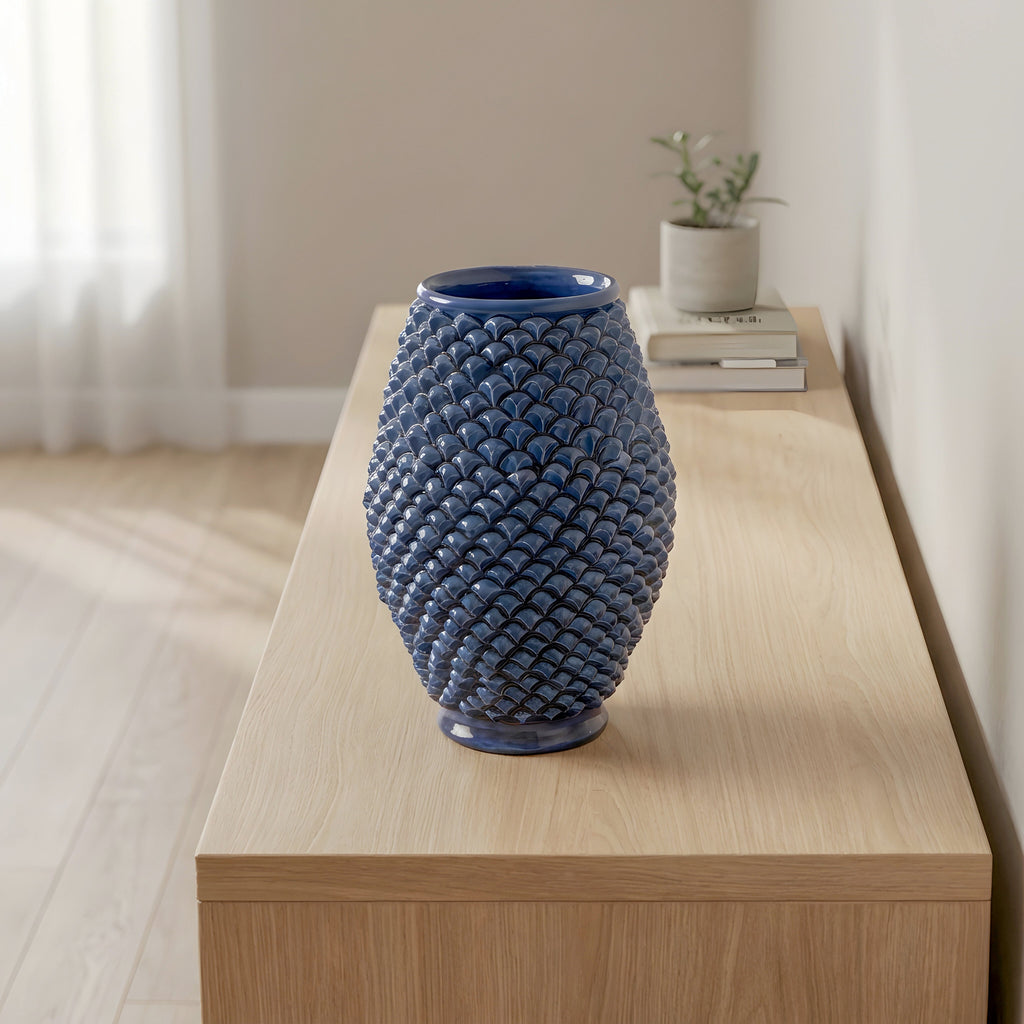 Vaso pigna di Caltagirone modellata a mano altezza 25 cm in blu intenso Ceramiche di Caltagirone Sofia